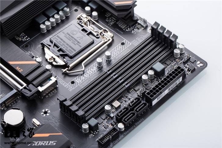 技嘉b460m aorus pro主板的io接口部分被散熱裝甲所覆蓋,配合cpu插槽