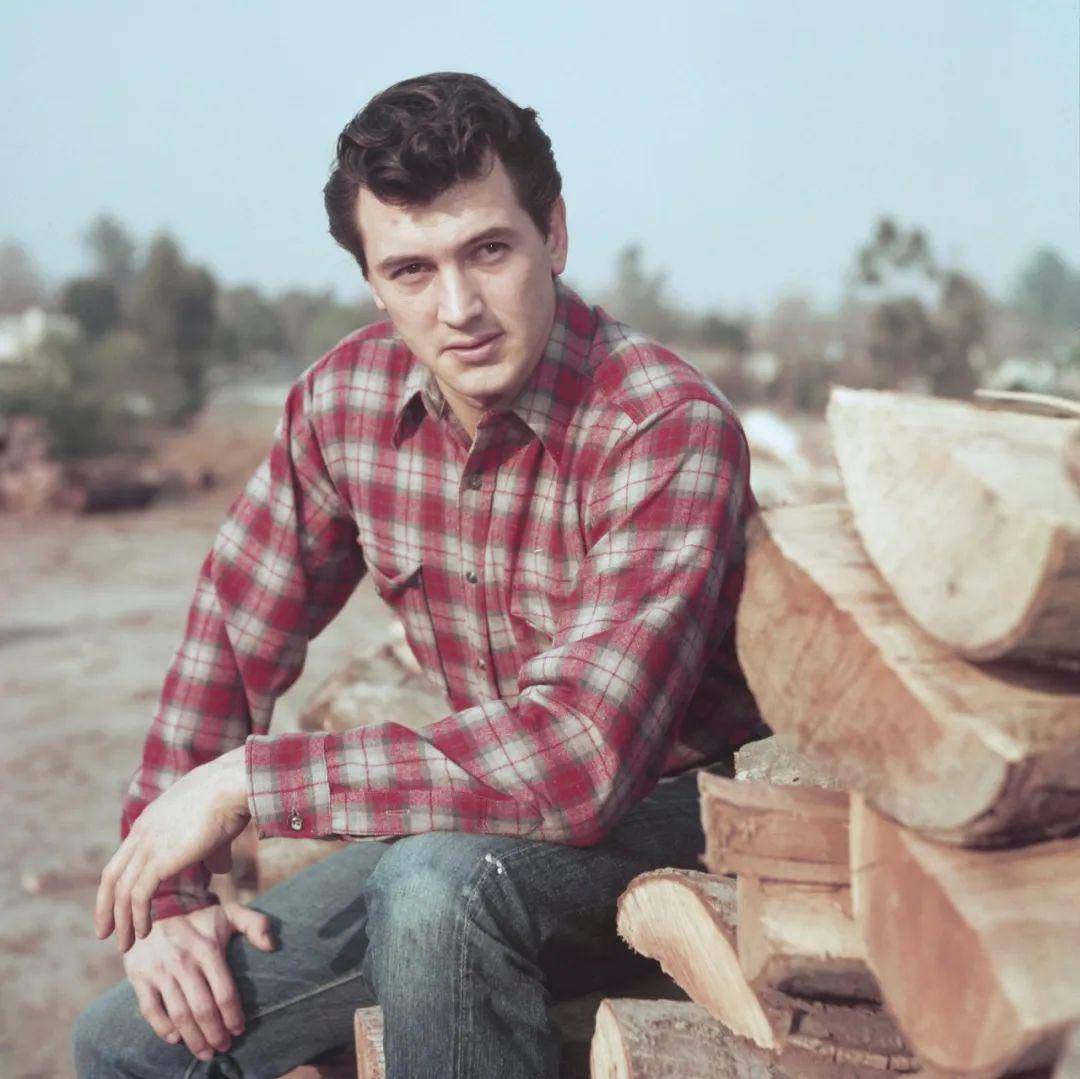 不过由于经纪人把他视为赚钱工具,控制得死死的,rock hudson几乎没有