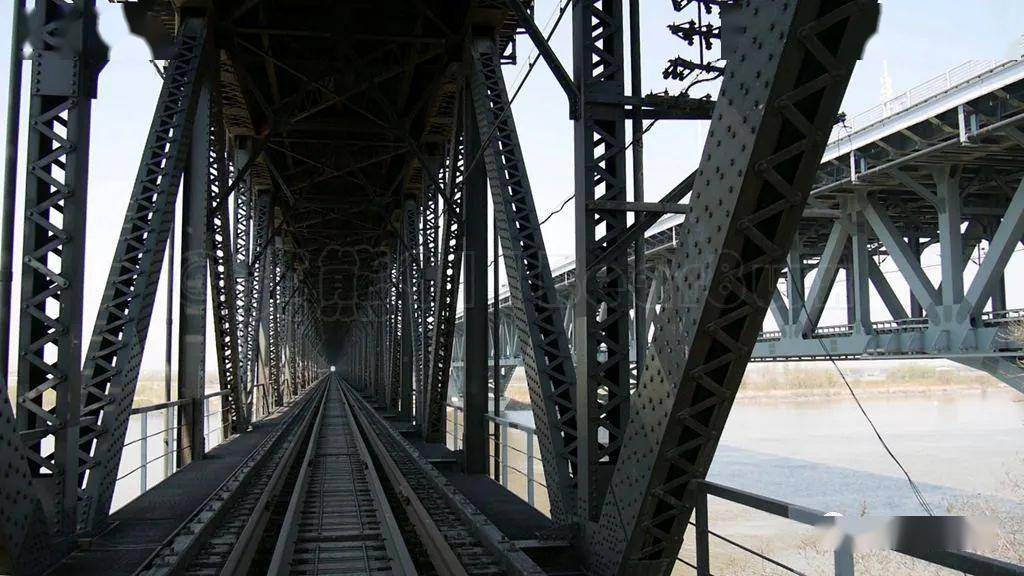 探访中国第一座公铁两用桥