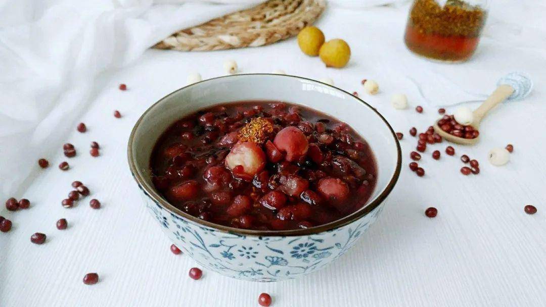 莲子100g,红豆100g,桂圆10~15粒,红枣5~8粒,冰糖适量1,莲子,红豆洗净