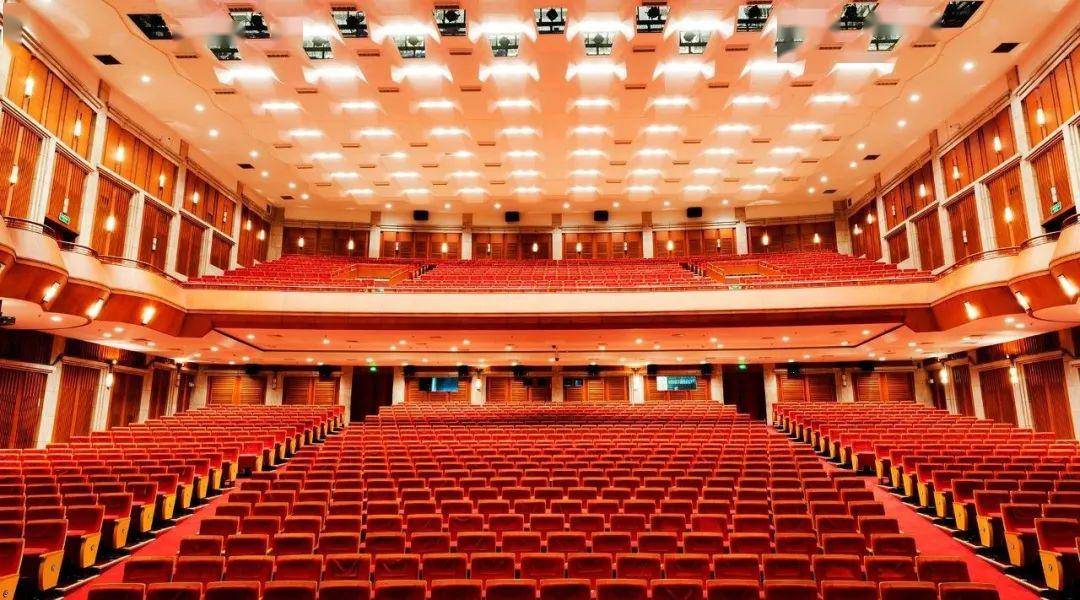 90后姑娘买门票抢破头,大伯每天花3个小时来回看表演…杭州这些地方