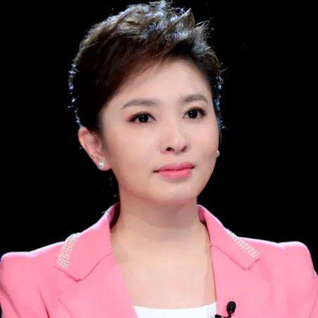 今天,《两会云访谈》中黑龙江广播电视台首席主播,金话筒主持人小翟将