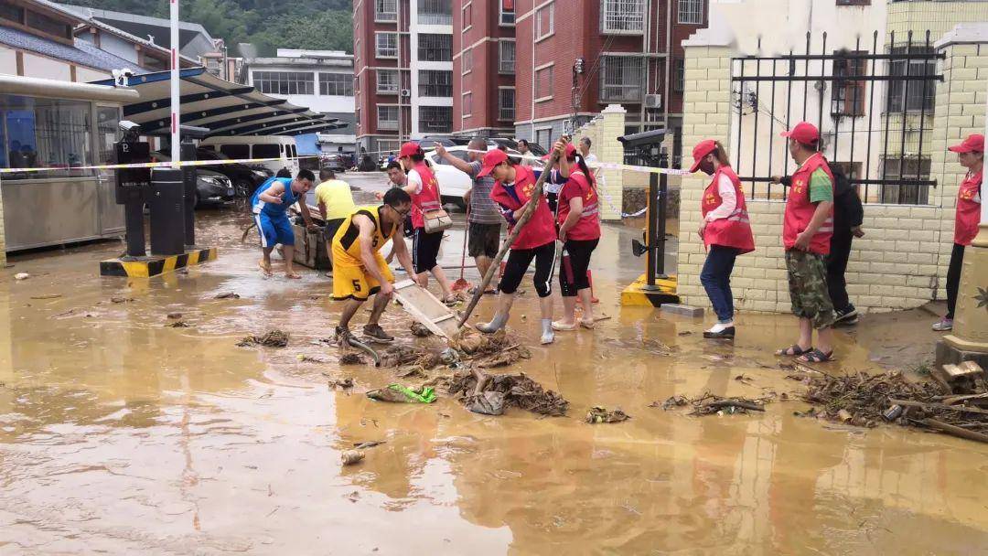 洪水退去那坡青年志愿者助力清淤除障