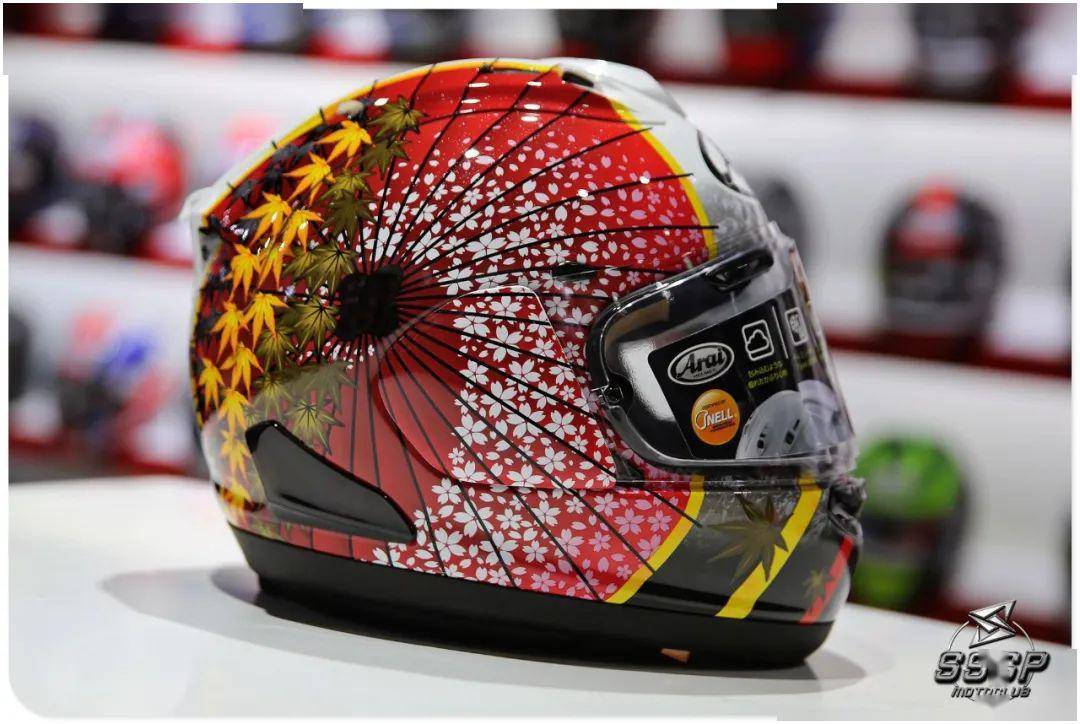 made in japan每顶头盔上都有出现的 r75 醒目标志,是 arai 的重点之