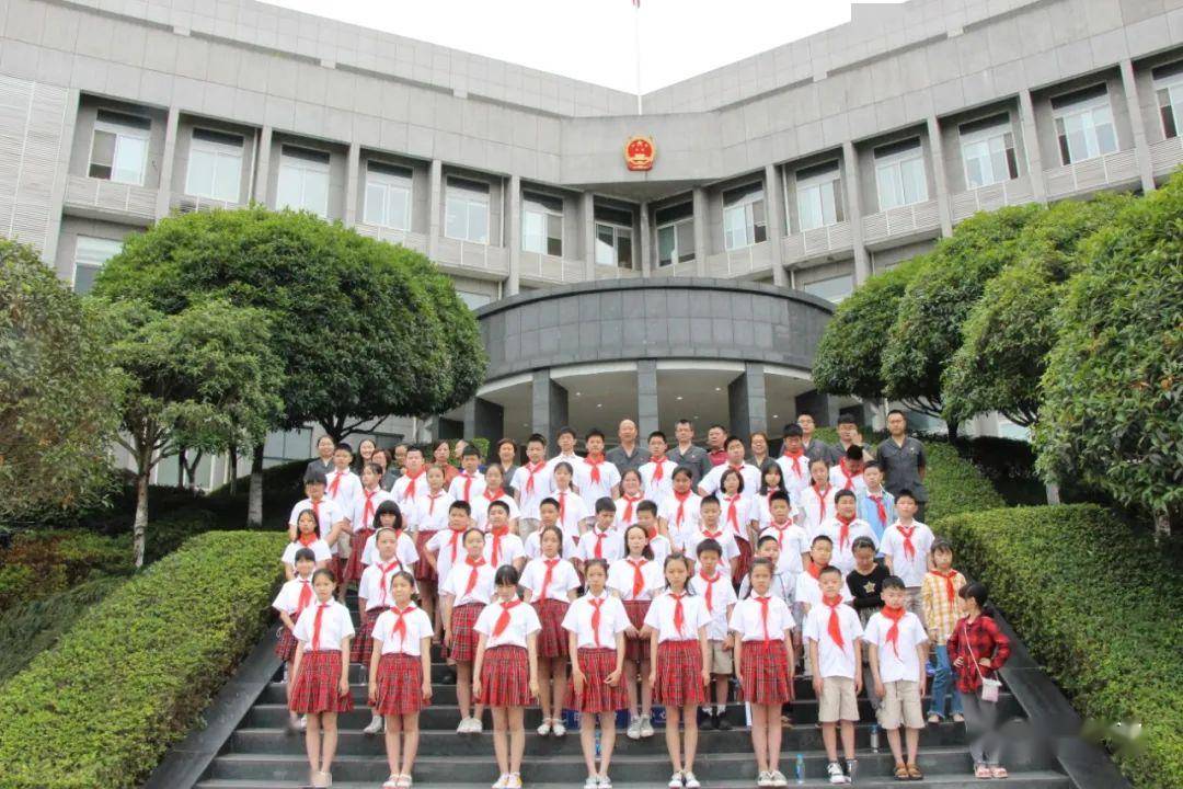 组织来自七一学校,南丰镇,雒城街道等50多位小朋友们参观广汉法院,"零