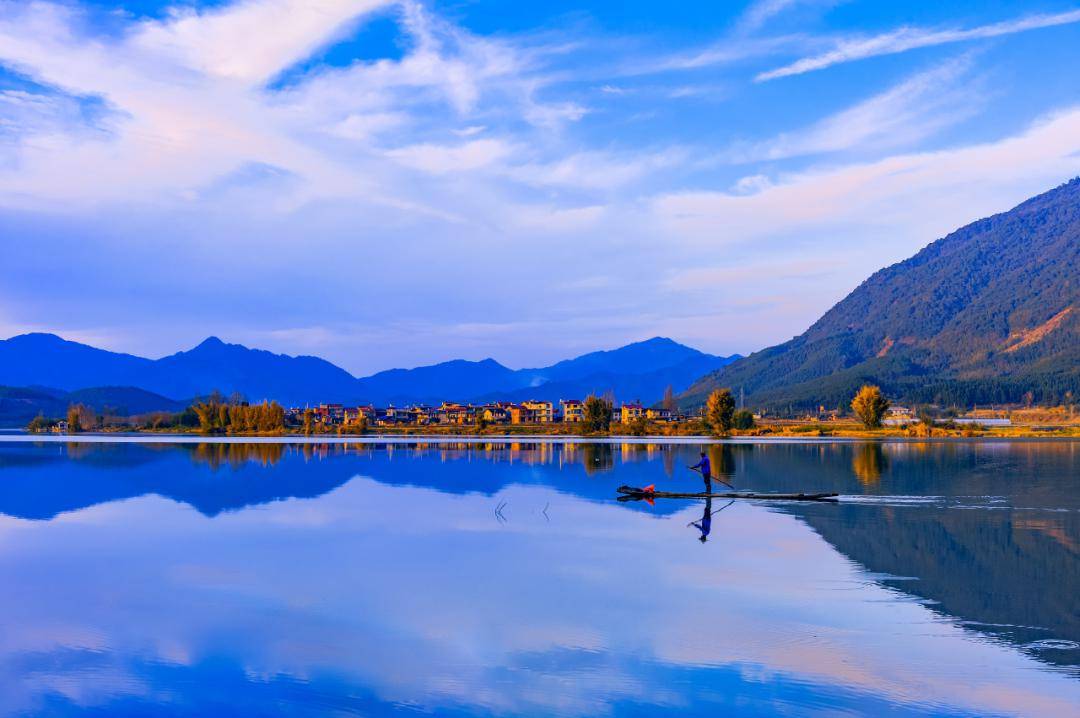 十里平湖▲百亩人工草皮种植▲百年古樟树林坚持因地制宜,推动各村