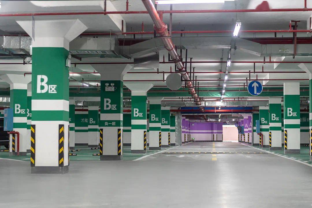 虽说a,b,c三区相通,但却分别用紫,绿,蓝三色区分开.