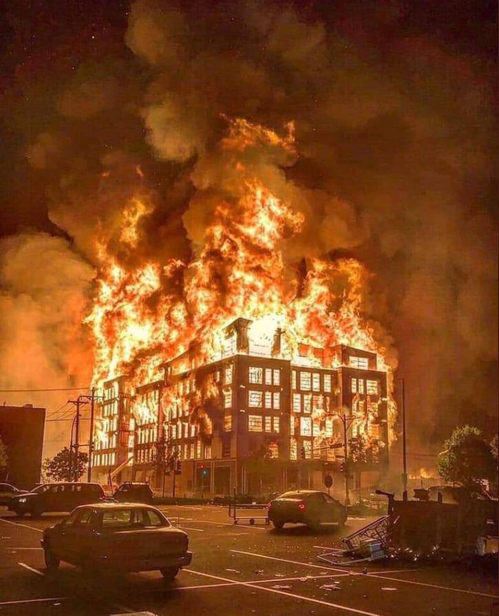 美国发生大规模暴动万人上街纵火砸店抢劫洗掠商铺骚乱