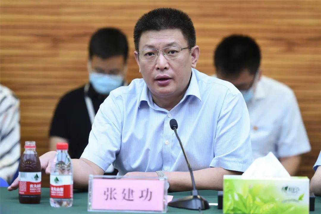 院党委副书记徐红伟主持签约仪式