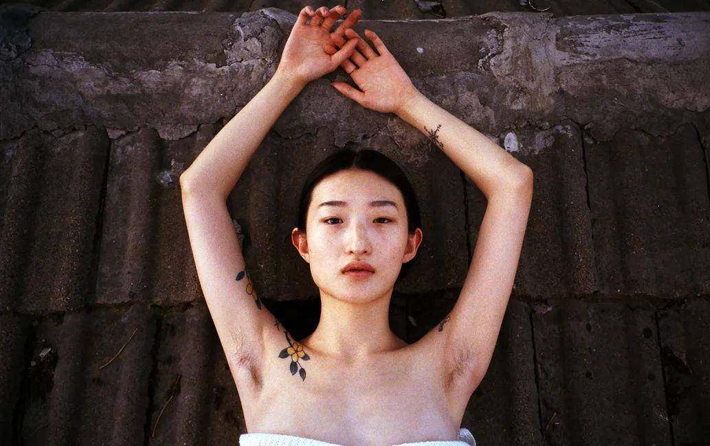 她镜头下裸露的中国女孩,疼痛又真实