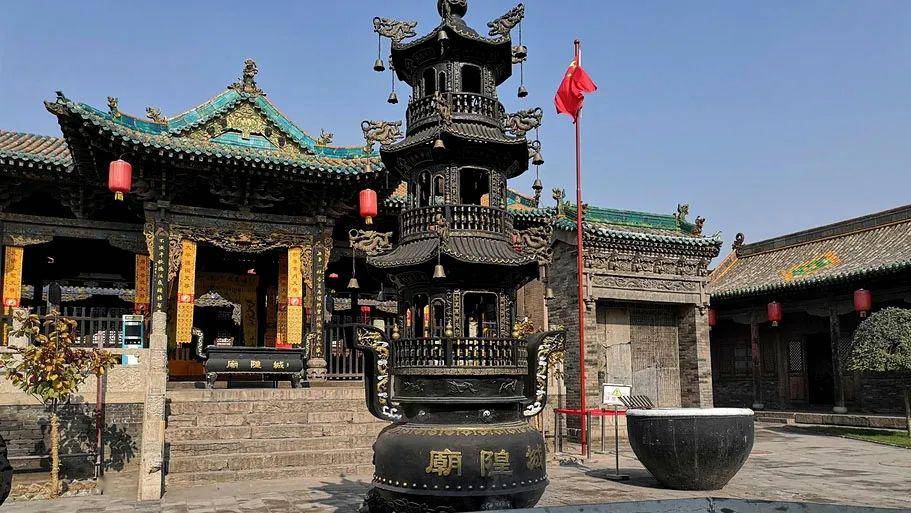 神艺屋一庙,联袂同受香火"的奇特景致,其中城隍居中,灶君财神各居左右