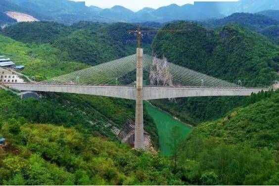 黔张常铁路桥梁群美得不可方物