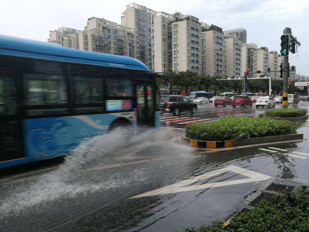 珠海今年首个暴雨红色预警!多路段水浸严重!一批公交停运,改线!