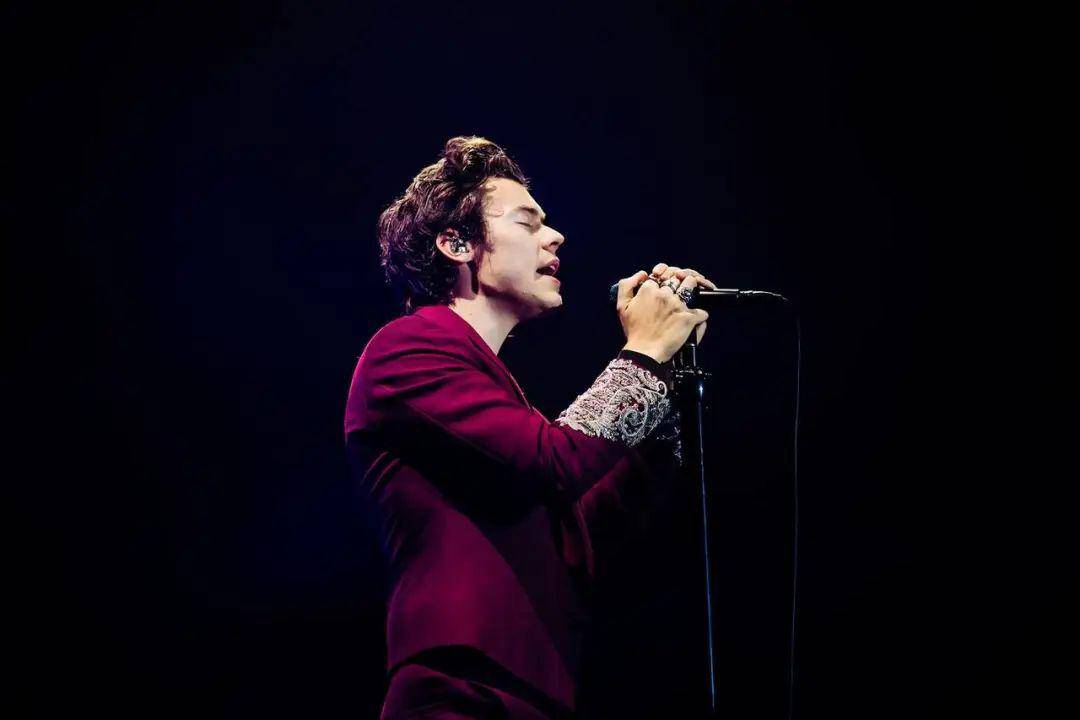 harrystyles集少年感与少女感于一体