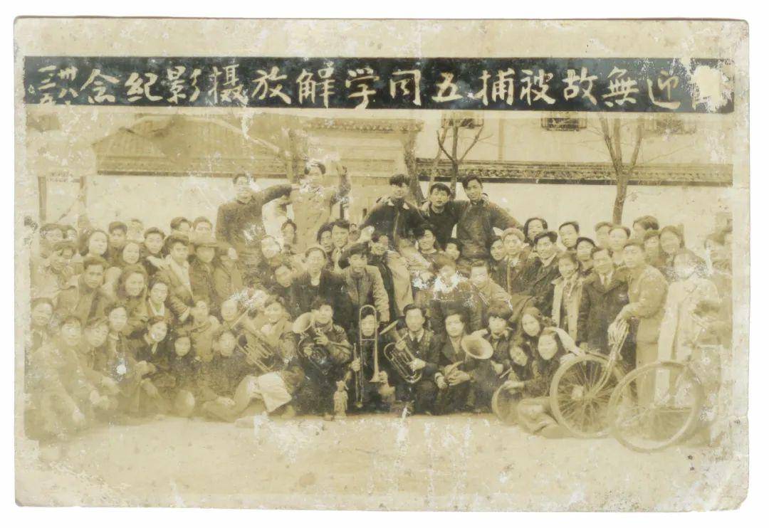 1945年于重庆考入国立艺专西画五年制本科,1946年随学校复员杭州.