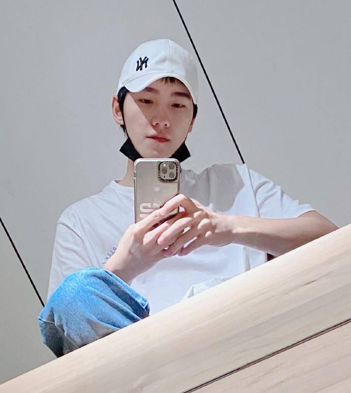 [消息]杨洋对镜自拍照公开 镜子前的杨总帅气满分让人无限心动!