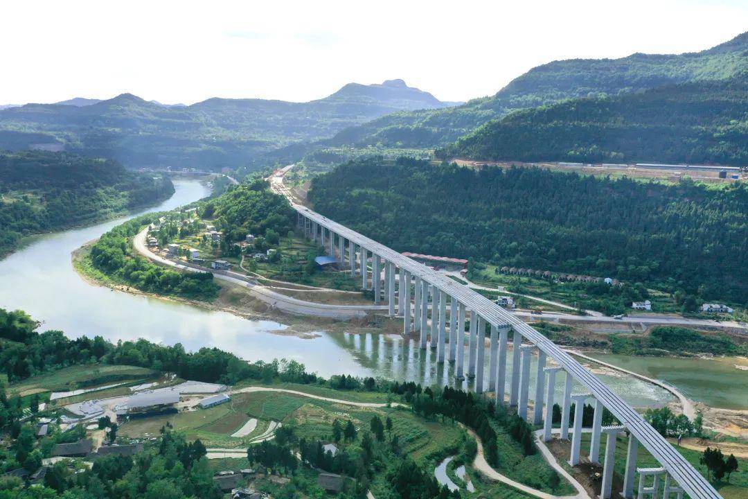 稳产高产巴万高速公路第二跨河大桥通江河特大桥实现双幅贯通