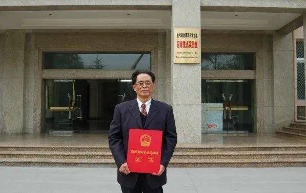 成理榜样贺振华敢为人先争创一流