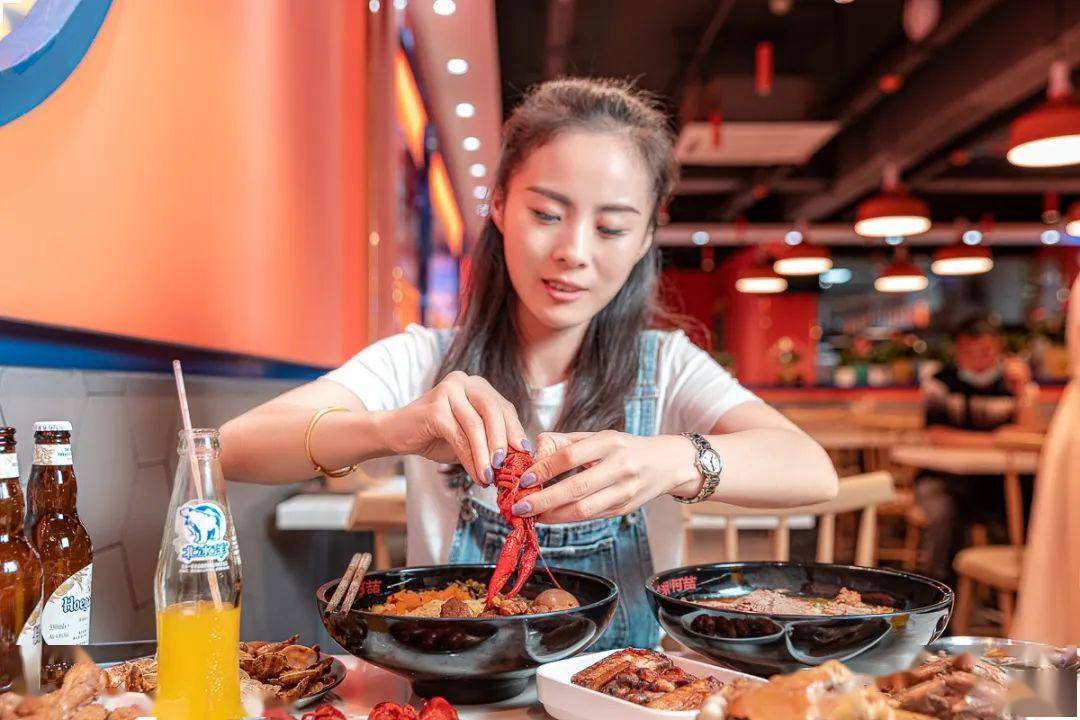 新店美女如云,喝米线,嗦龙虾,干啤酒…爽翻!