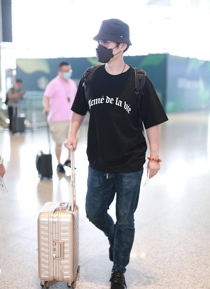 41岁严屹宽机场照,皮肤状态媲美小鲜肉,颜值吊打同期"天涯四美"