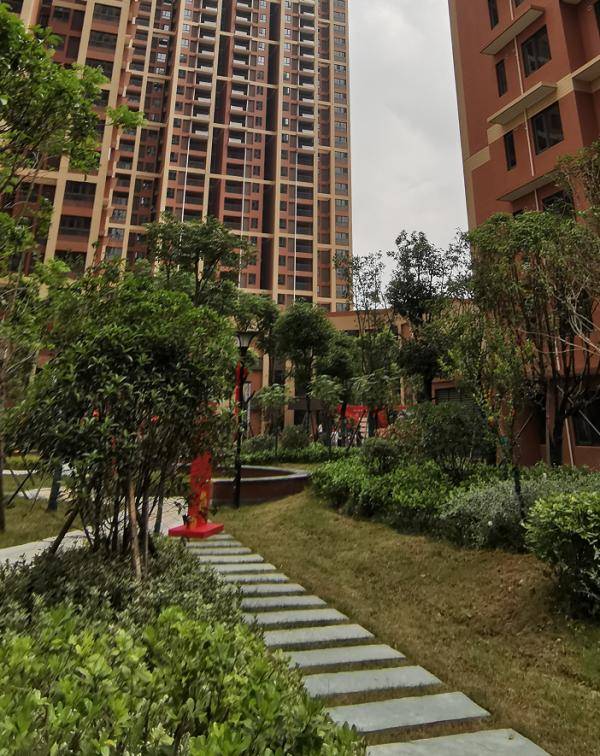 武汉重启后首个还建房小区交付