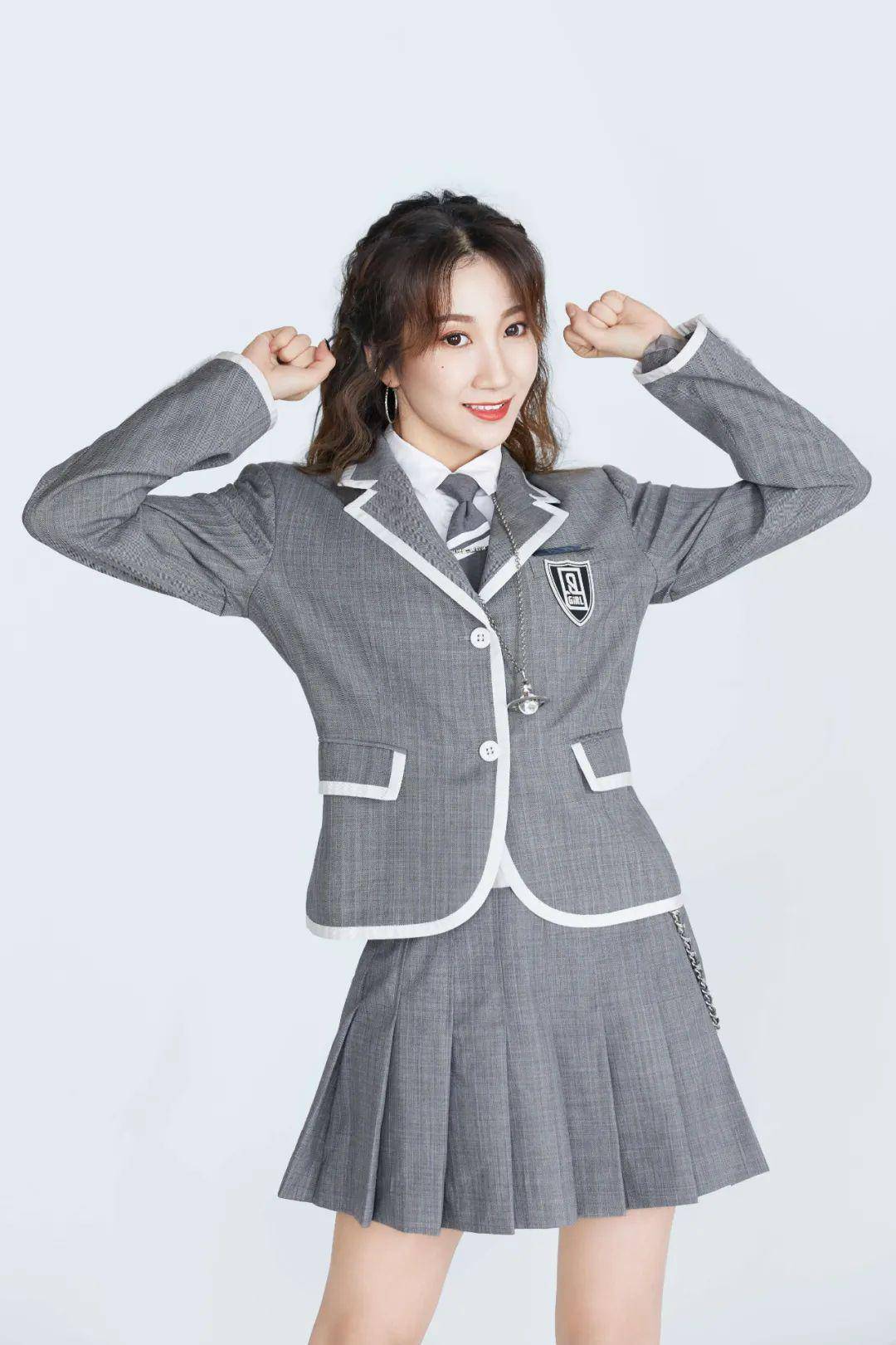 在节目里《melody》小组leader乃万,凭借歌词"淡黄的长裙和蓬松的头发