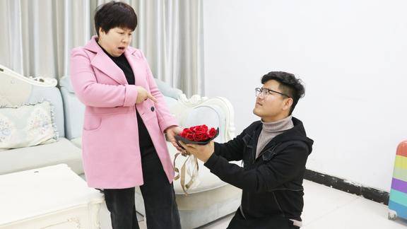 二十岁小伙向大妈求婚没想到是为了大妈的财产大妈把他赶出门