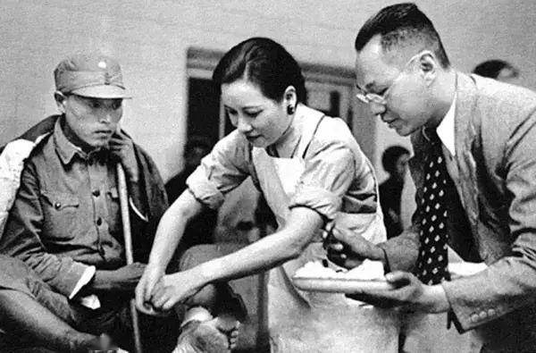 蒋宋联姻后,对蒋介石在政坛上地位有着不可估量的作用.