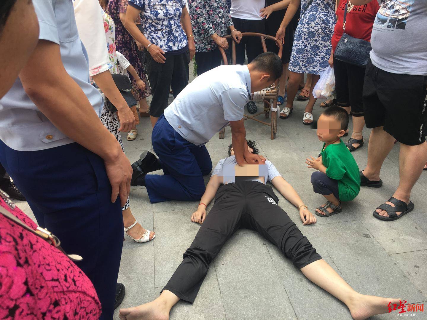 女子晕倒在消防站对面消防员跪地5分钟急救女子到医院后仍未脱险