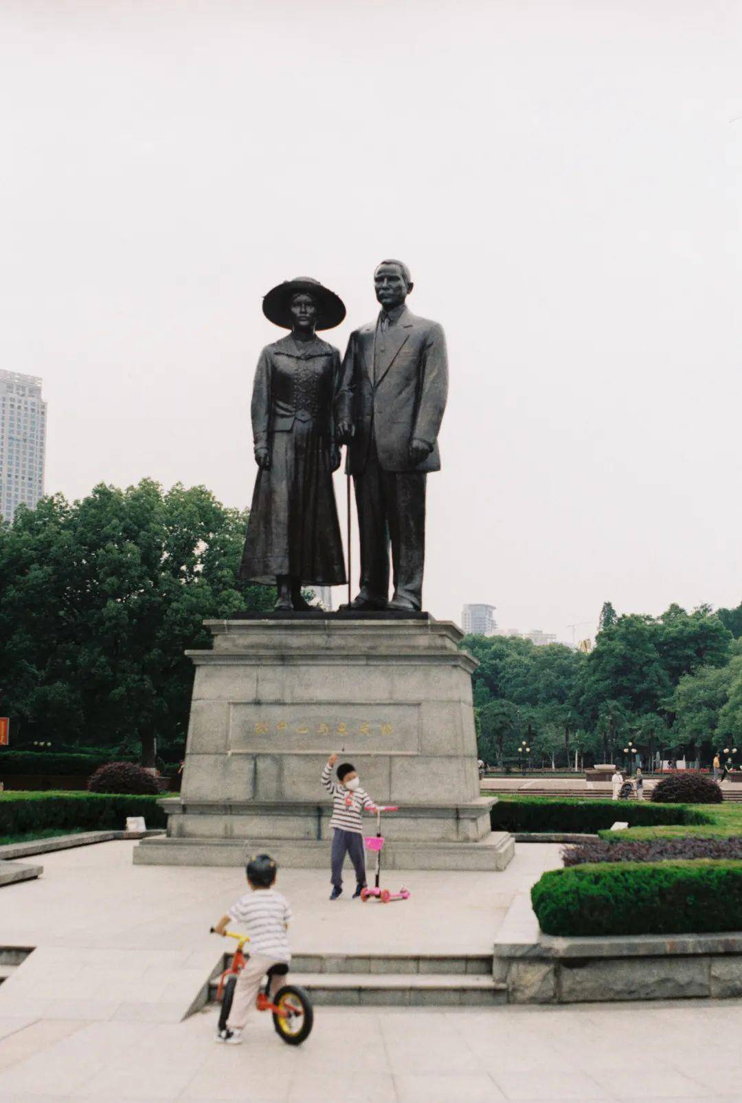 从广场中心的孙中山与宋庆龄,绝不放过任何一座雕像