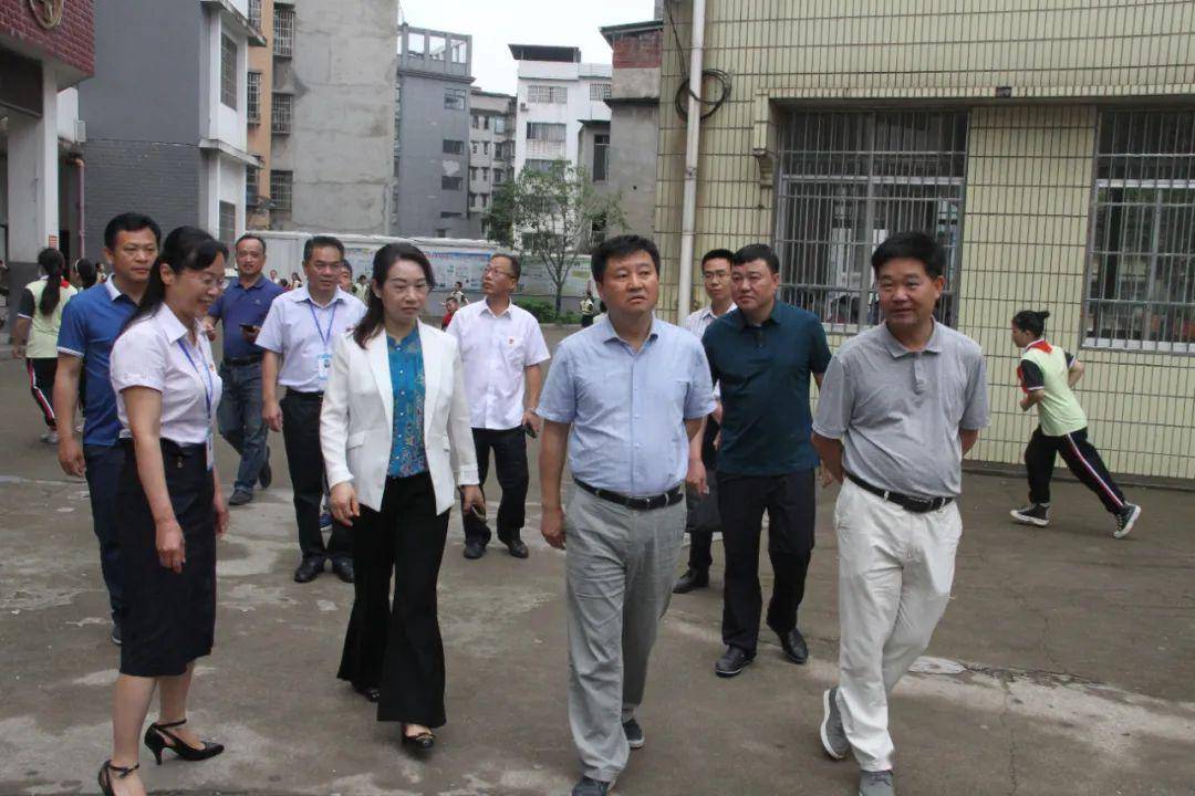 "六一"当天,县委书记林武民在县委常委,县委办主任唐基恒,副县长