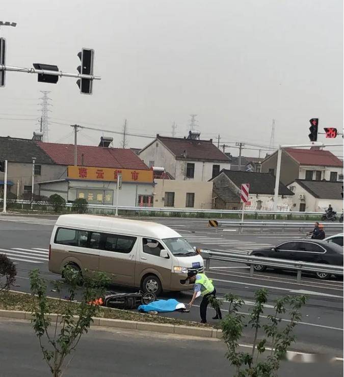 昨日丹阳这里发生一起车祸电动车主当场死亡