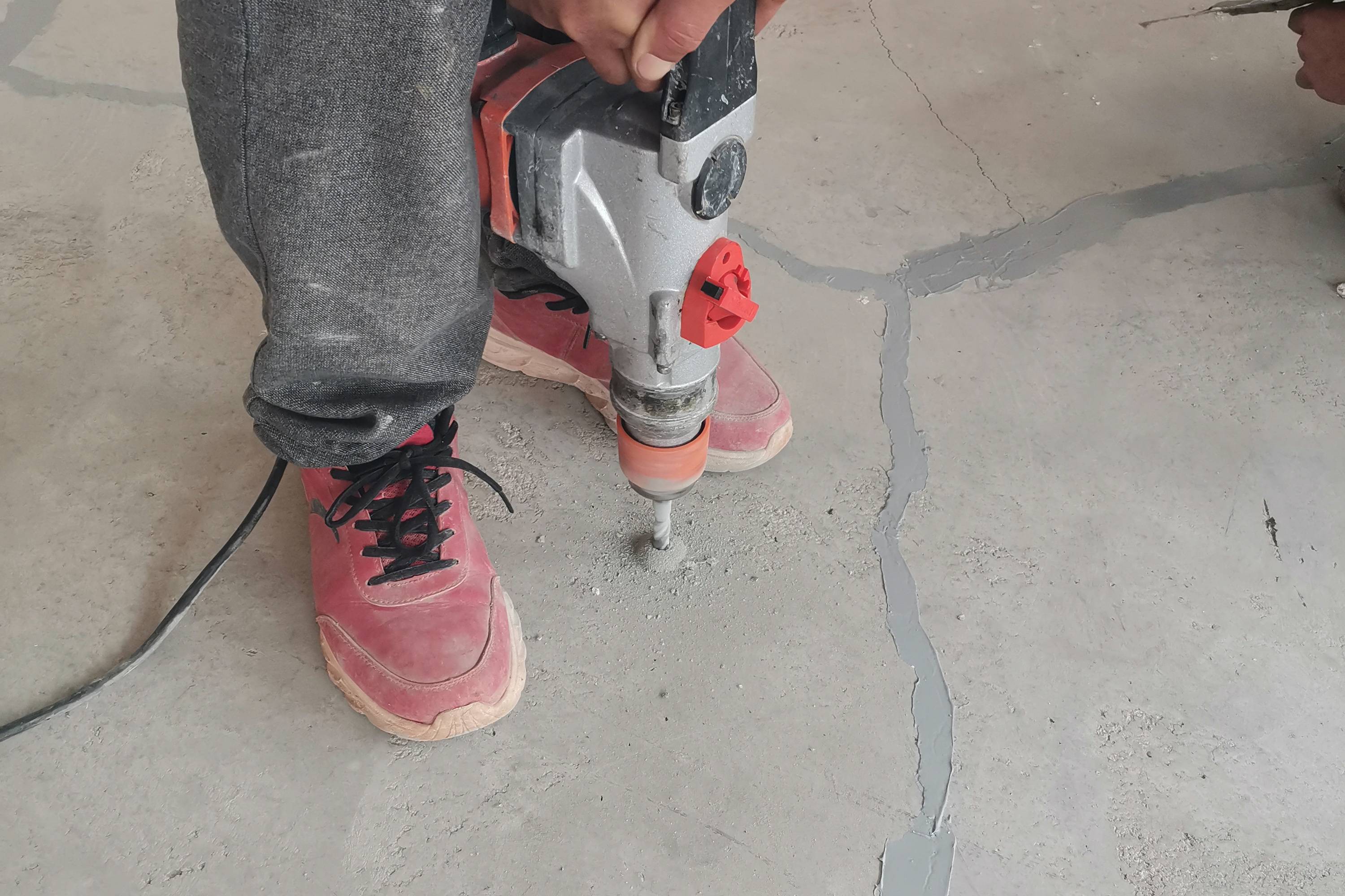 水磨石地面空鼓注浆盯住压力表