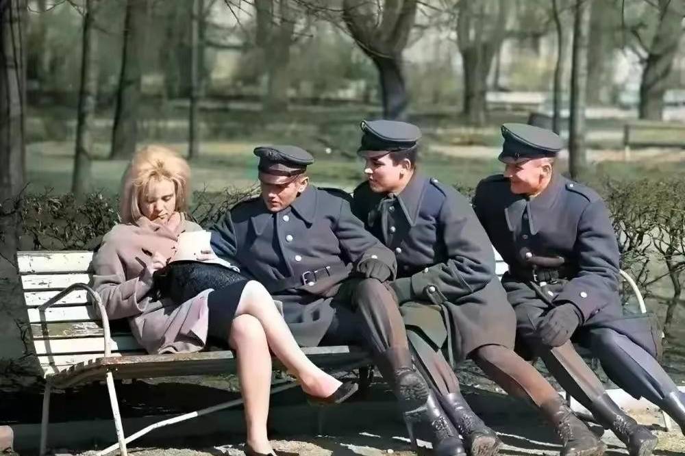 “日本”历史老照片：一名德国军官畅饮啤酒，60年代3位警员和1美女的合影