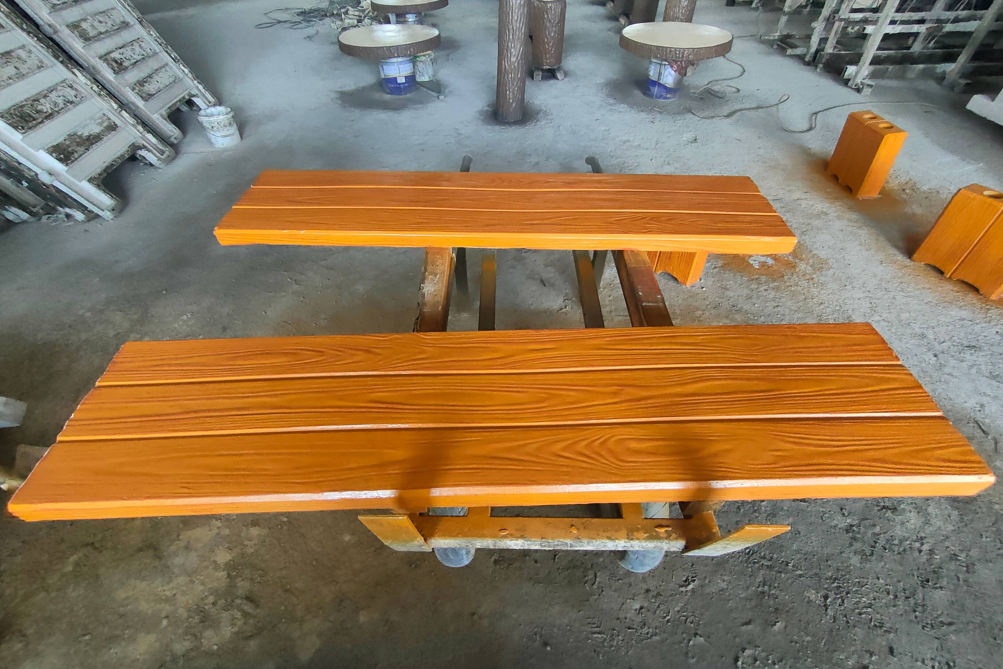 江西公园广场仿木坐凳喷漆视频仿木纹凳椅水泥预制构件组装