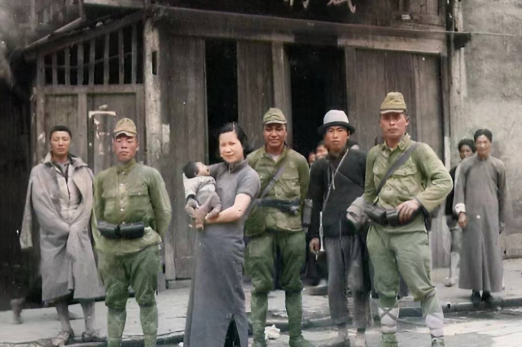 “日寇”老照片：被日军杀害的中国人，被迫与日军拍照的妇女