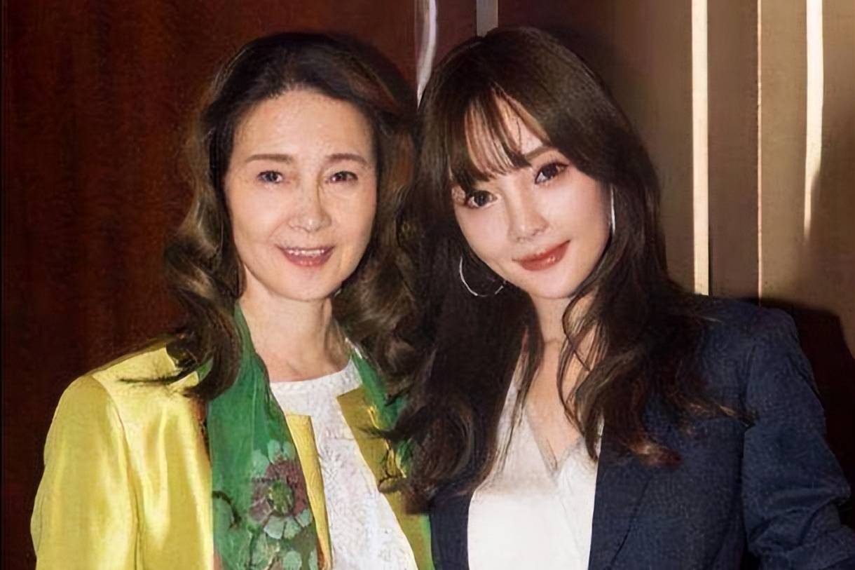 李小璐妈妈为众友人跳舞现场杂乱像菜市场穿4万外套忘情舞蹈