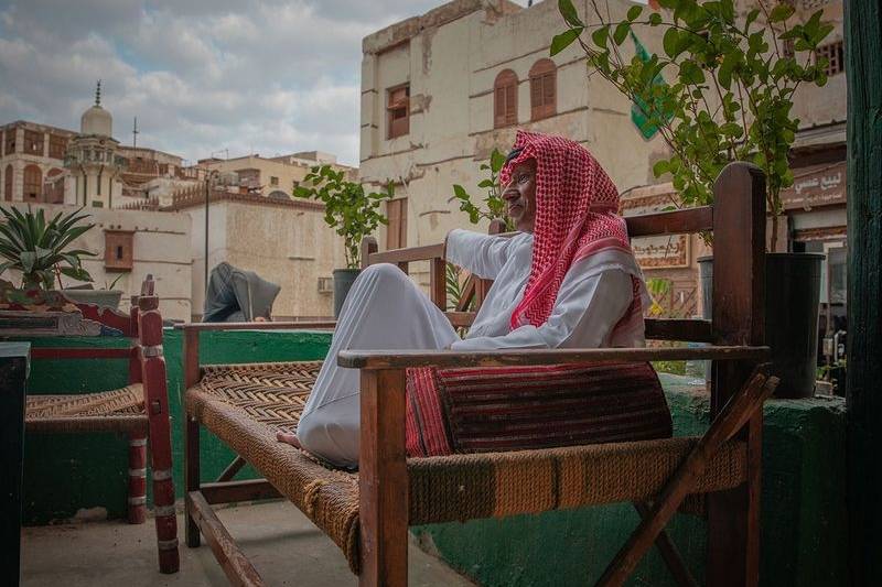 中东阿拉伯男人佩戴格子白色头巾的原因是啥