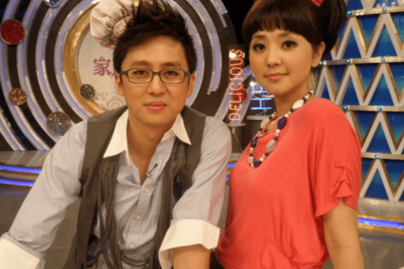 主持人方琼罕晒儿子近照17岁杨初一身高一米九五官俊逸酷似妈