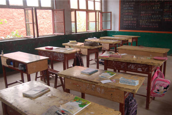 大家还记得那些年代久远的课桌椅吗看看和新式课桌椅的对比吧