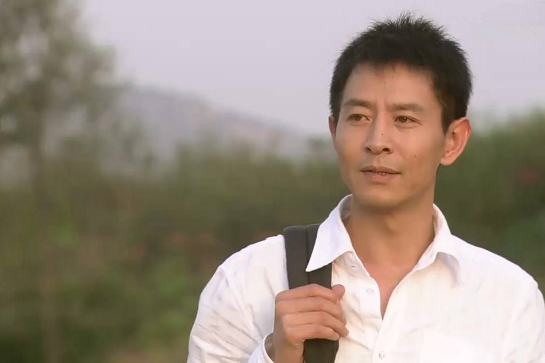 峰光无限郭晓峰青山风吹起了离愁它要送别我们下山走