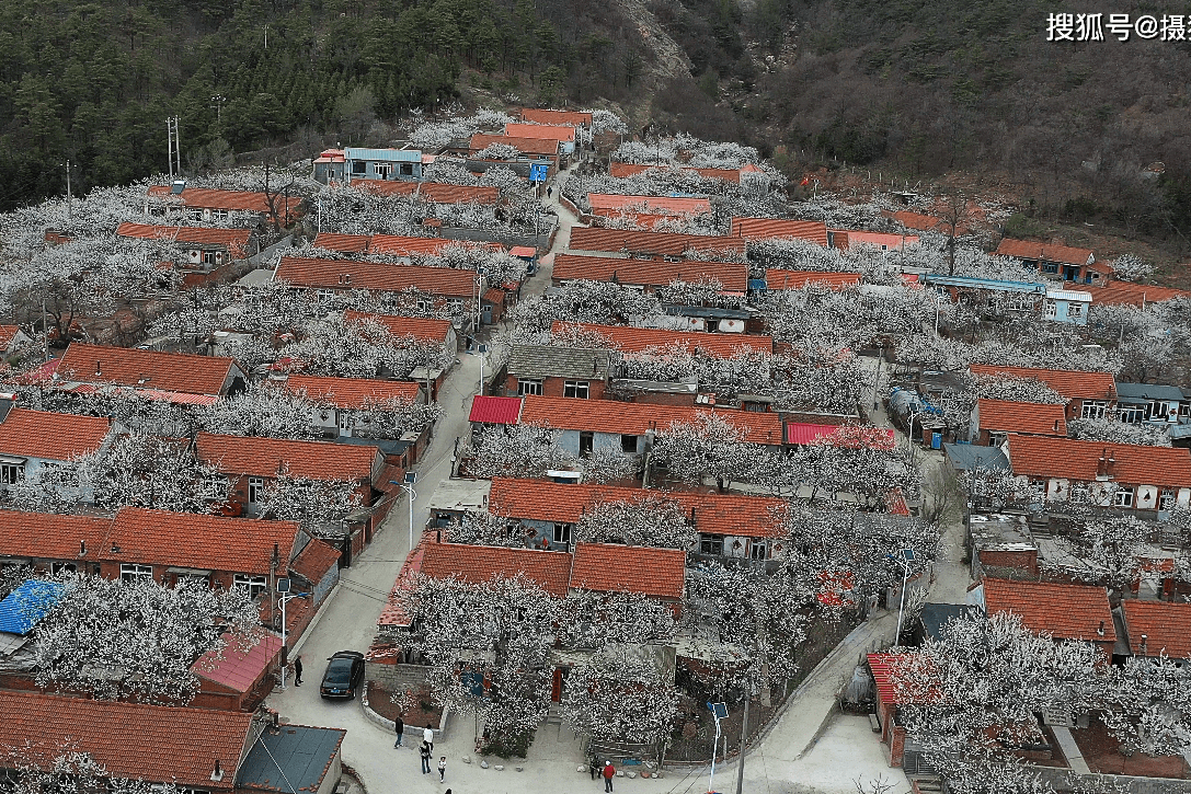 航拍丹东东港市大孤山脚下杏花村