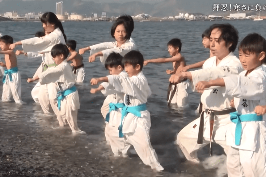 日本的幼儿耐寒教育有多残酷?零下几度泡海水,孩子冷到直尖叫!