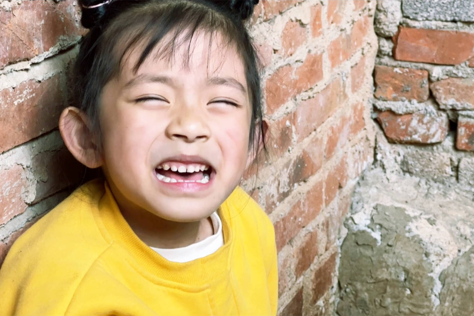 农村5岁女孩喂兔子意外看到这一幕孩子瞬间欲哭无泪