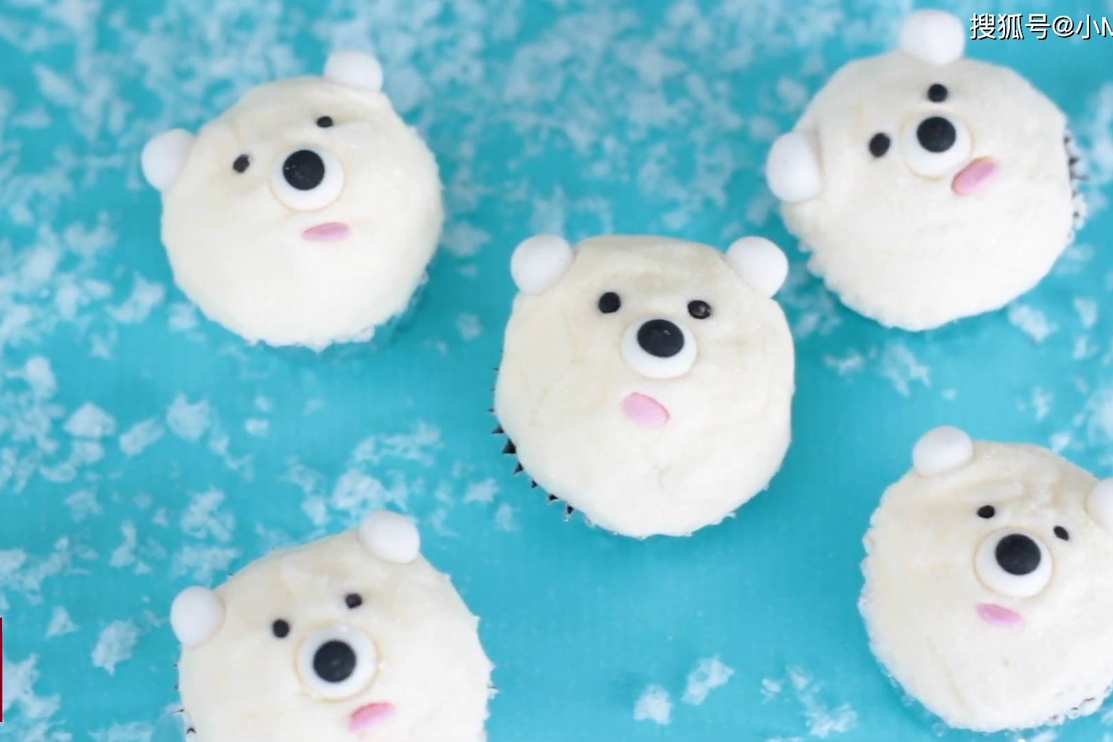 迷你北极熊纸杯蛋糕