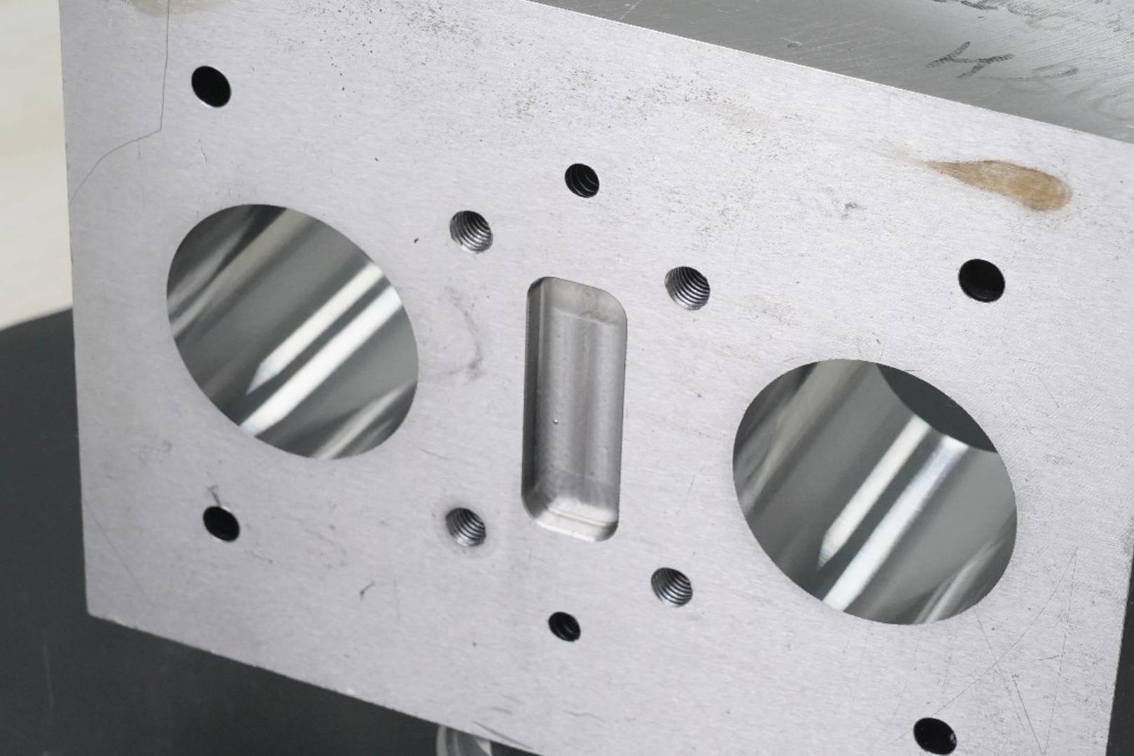 模具精密孔加工新选择利工数控精密立式深孔钻