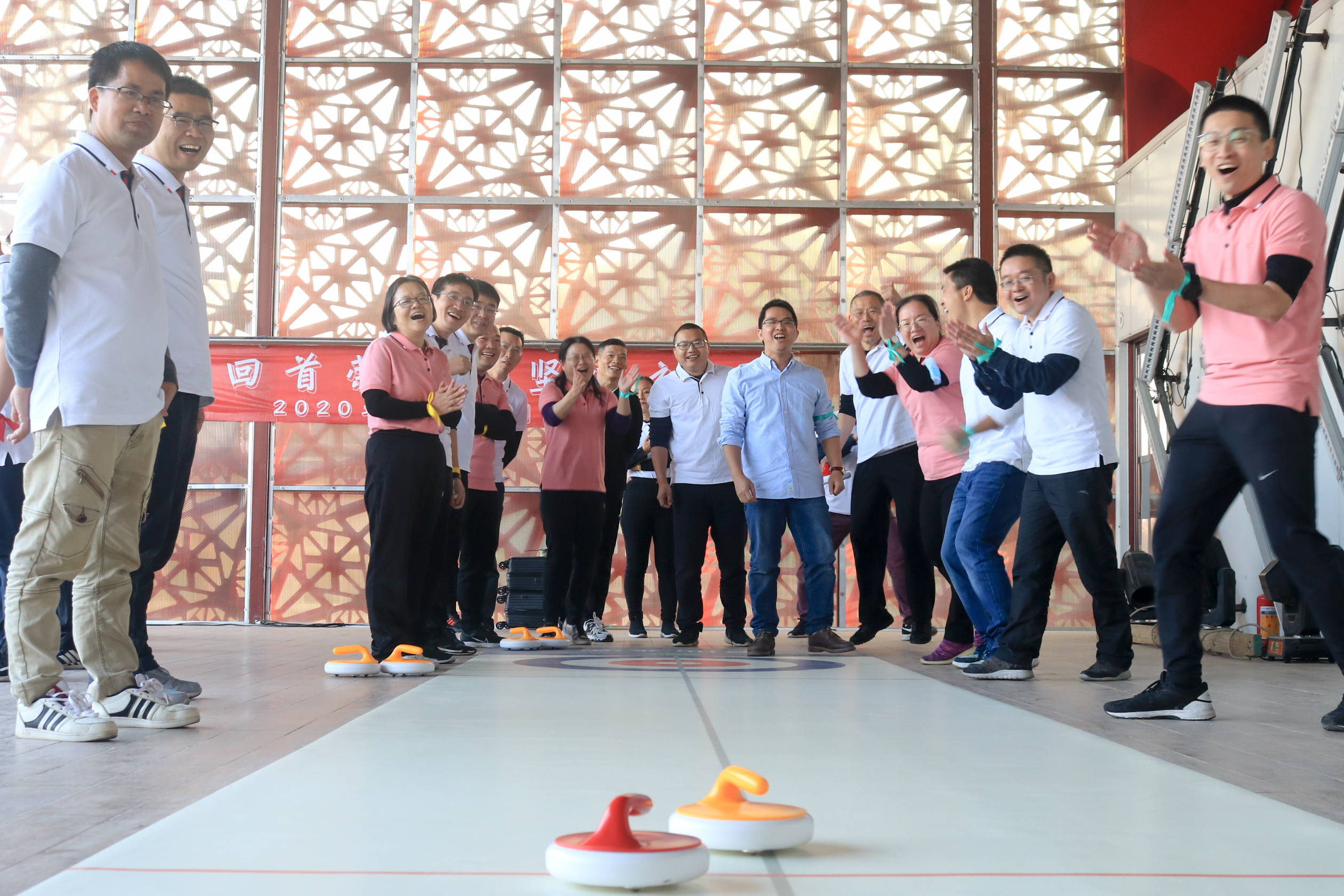 澳门团建之属于绅士的运动旱地冰壶营造积极向上氛围