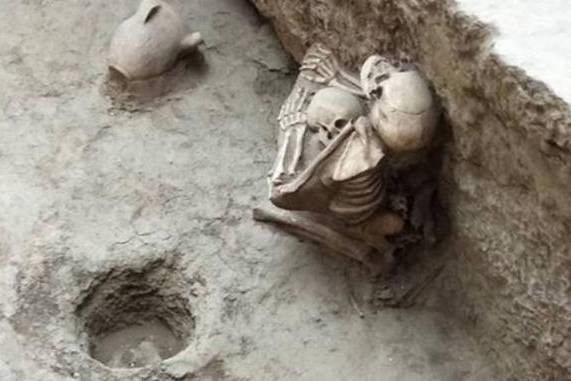“遗骸”村民耕田发现累累白骨，考古人员看后泪流满面，只有它穿越古今