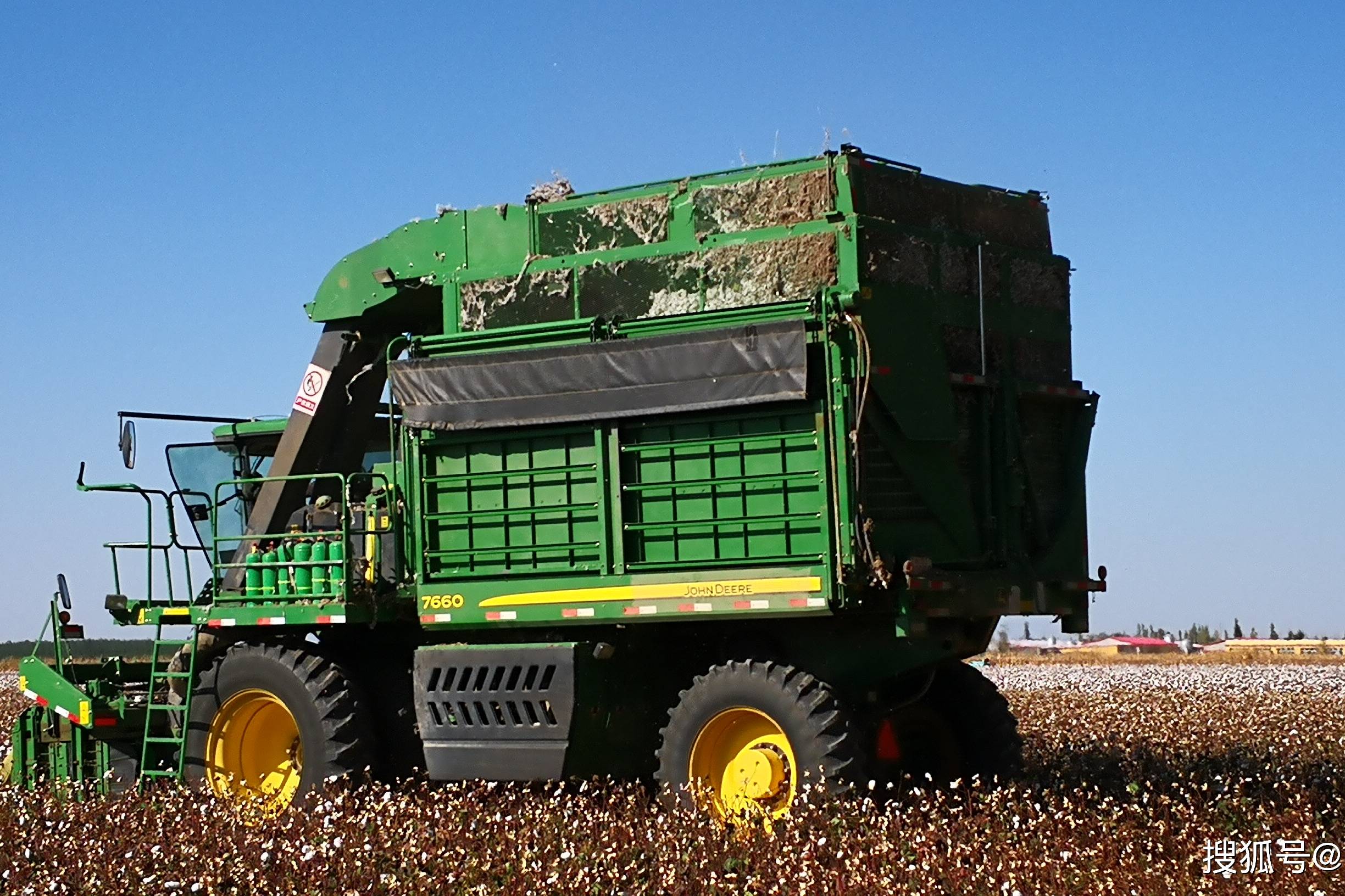 约翰迪尔7660采棉机采棉作业