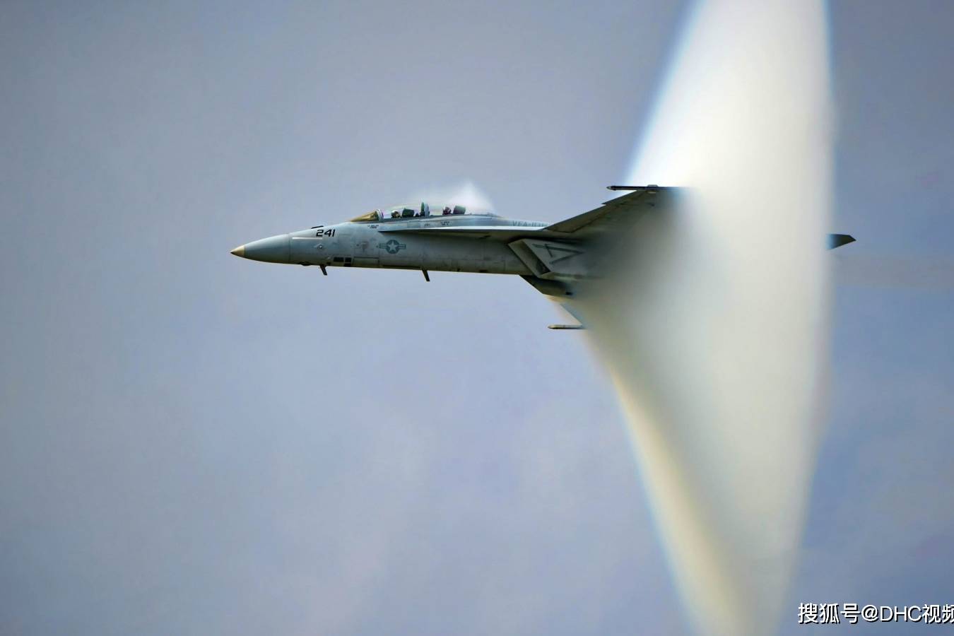 fa18舰载战斗机飞行音爆